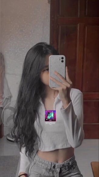 hình ảnh eo thon che mặt bằng điện thoại