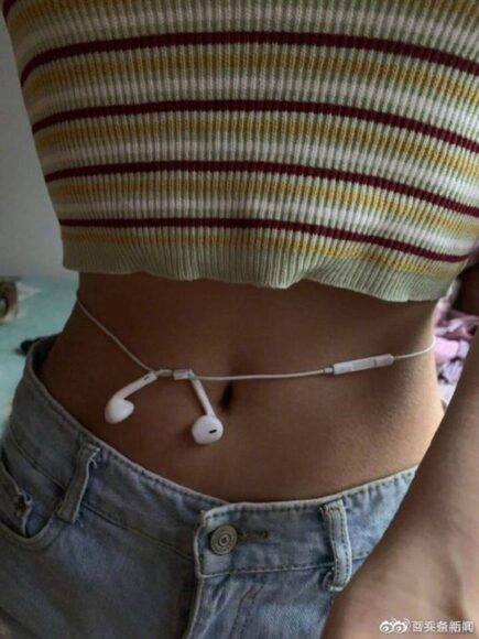 hình ảnh eo thon che mặt quấn eo bằng tai phone