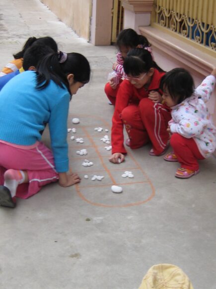 hình ảnh trò chơi dân gian Việt Nam cùng nhau chơi ô quan