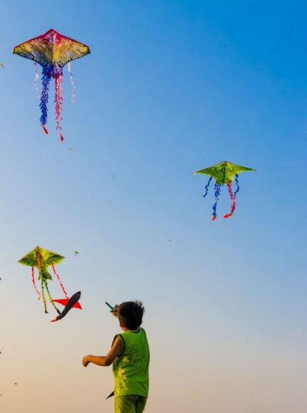 hình ảnh trò chơi dân gian Việt Nam trẻ em thả diều