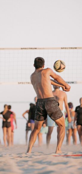 hình bóng chuyền được chơi trên bãi biển