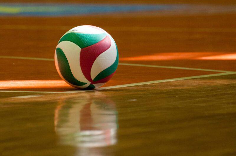 hình bóng chuyền nằm gần vạch trắng