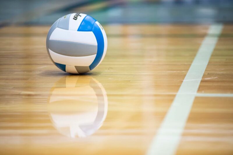 hình bóng chuyền trên sàn gỗ
