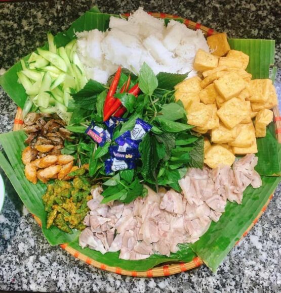 hình bún đậu mắm tôm có chén mắm đặt ở giữa