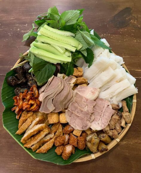 hình bún đậu mắm tôm đặt trên mẹt tre