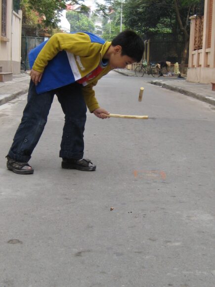 hình trò chơi dân gian Việt Nam đánh khăng