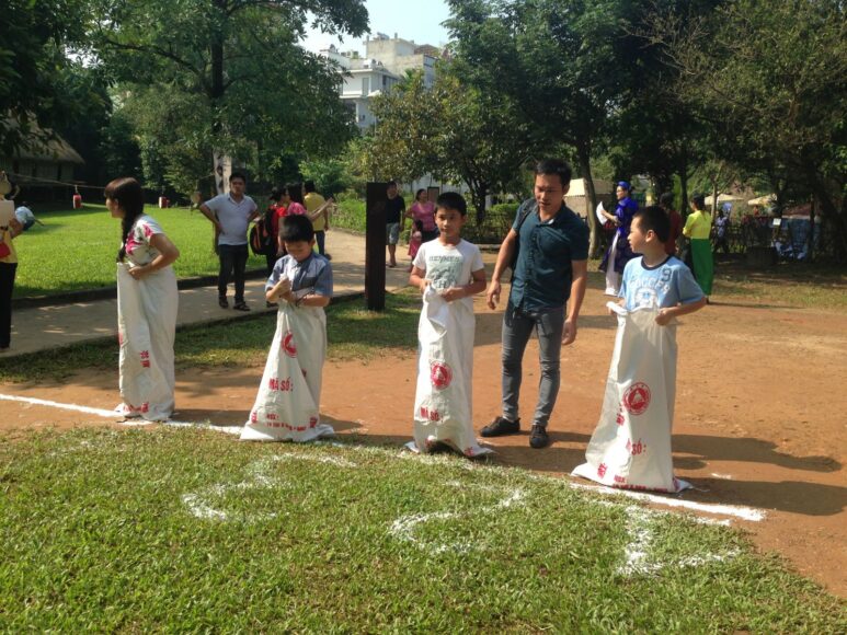 hình trò chơi dân gian Việt Nam thi nhảy bao bố