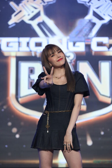 Ảnh Thiều Bảo Trâm nhí nhố trên sân khấu