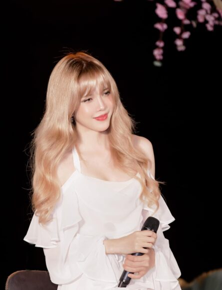 Ảnh Thiều Bảo Trâm tóc vàng xinh đẹp