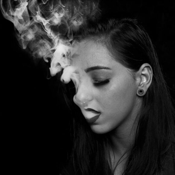 hình ảnh avatar đen cô gái hút thuốc