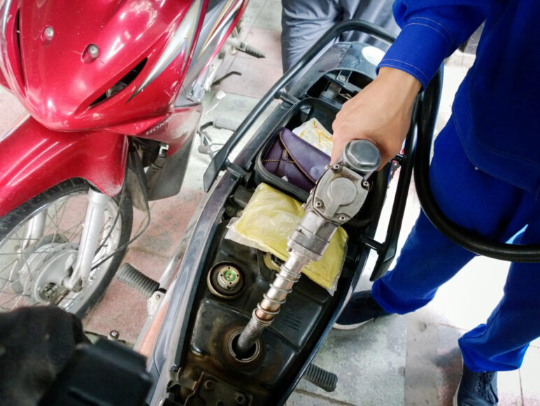 Ảnh đổ xăng đổ giới hạn