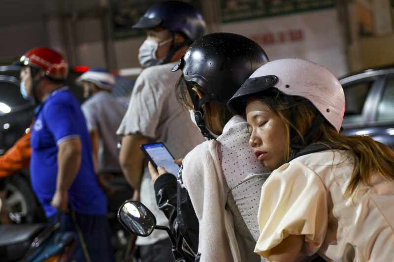 Ảnh đổ xăng ngủ luôn trong lúc đợi đổ xăng