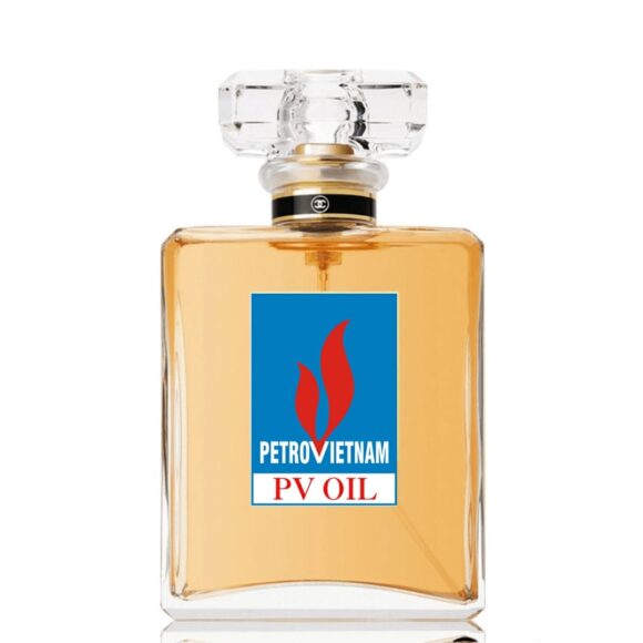 Hình ảnh đổ xăng chế đựng xăng trong chai thuỷ tinh