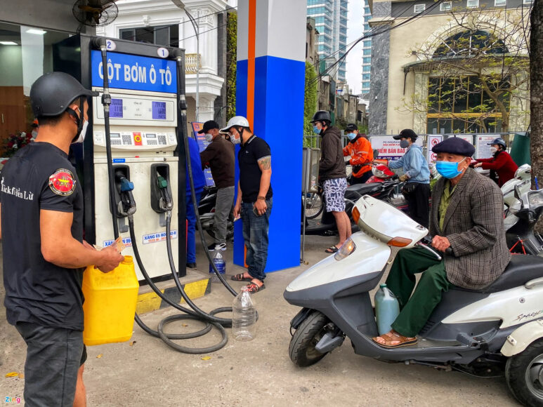 hình ảnh đổ xăng mang theo đồ đựng