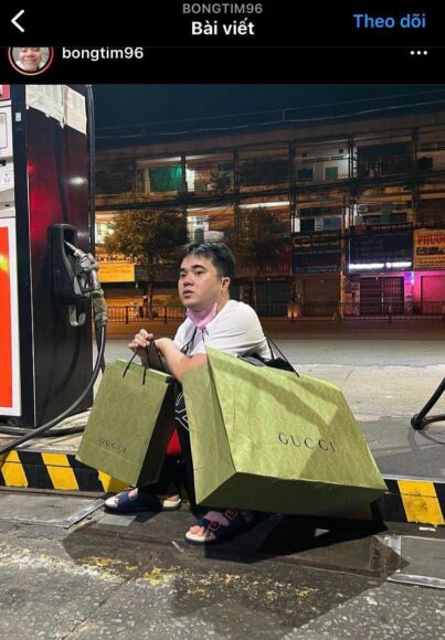 Hình ảnh đổ xăng ngồi checkin trong khi đợi bơm xăng