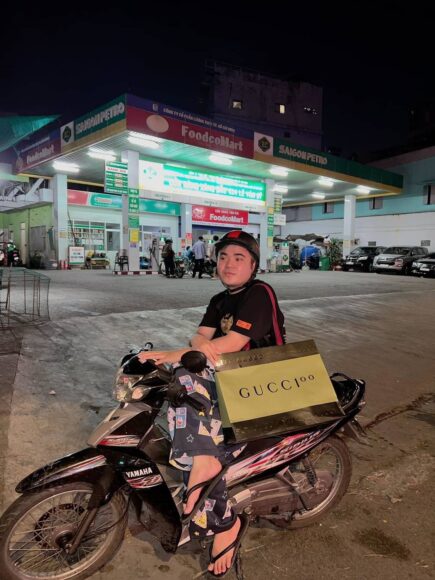 Hình ảnh đổ xăng tạo dáng ngồi trên xe checkin