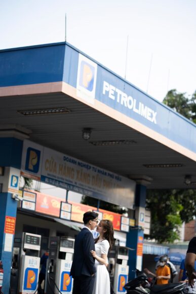 Hình ảnh đổ xăng tạo nền cho cặp đôi chụp ảnh