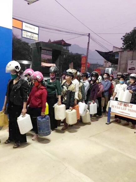 hình đổ xăng người dân mua tích trữ