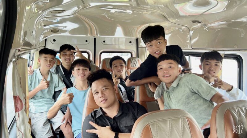 ảnh Anh Ba Phải TV trên ô tô