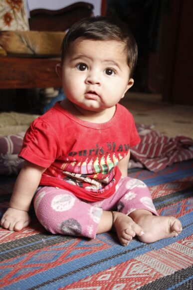 Ảnh bé trai cute đang ngồi một mình