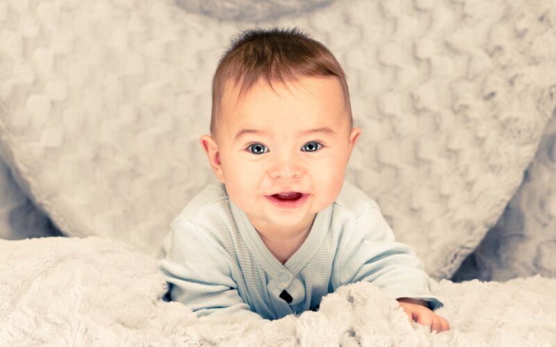 Ảnh bé trai đang bò về phía trước