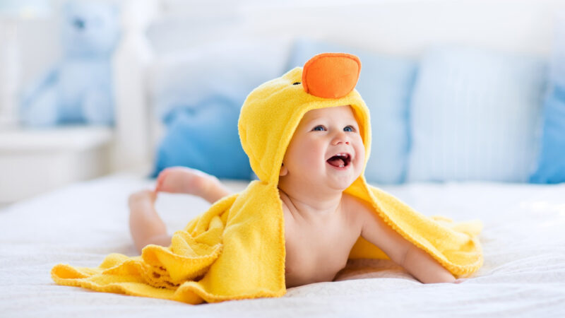 Ảnh bé trai dễ thương chùm chăn hình con vịt