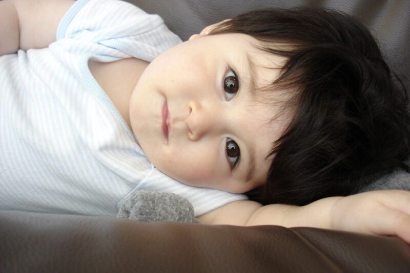 Ảnh bé trai nằm trên ghế sofa