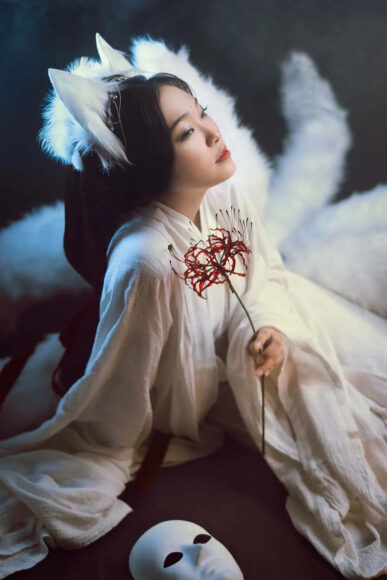 Ảnh hồ ly tay cẩm bông hoa hờ hững