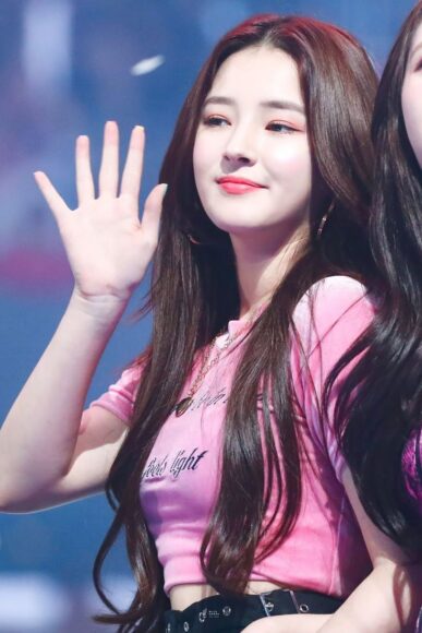 Ảnh Nancy giơ tay chào