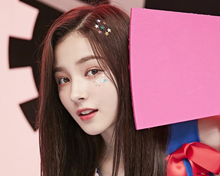 Ảnh Nancy lấp ló sau tấm bìa hồng