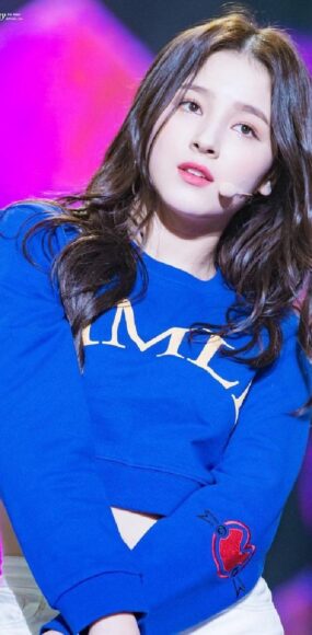 Ảnh Nancy mặc áo xanh