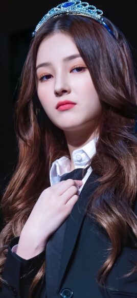 Ảnh Nancy tay chỉnh cà vạt