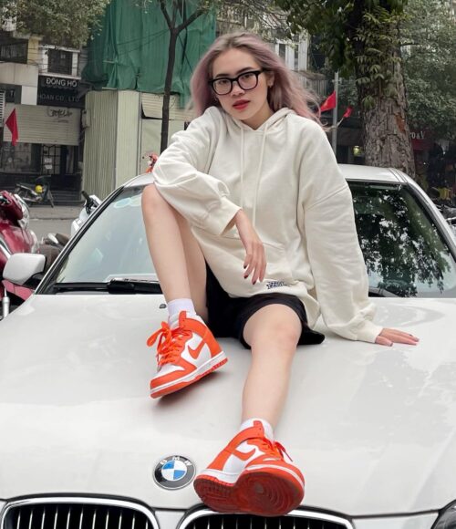 hình ảnh Ngọc Matcha ngồi trên xe