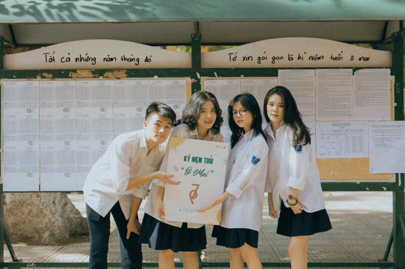 Ảnh nhóm bạn thân chụp ảnh kỷ yếu ra trường