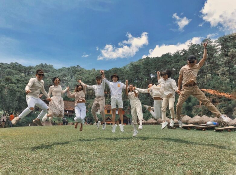 Ảnh nhóm bạn thân chụp ảnh nhảy lên cao