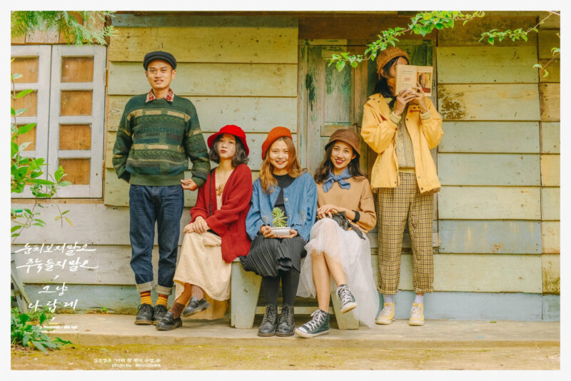 Ảnh nhóm bạn thân chụp ảnh theo phong cách Hàn Quốc