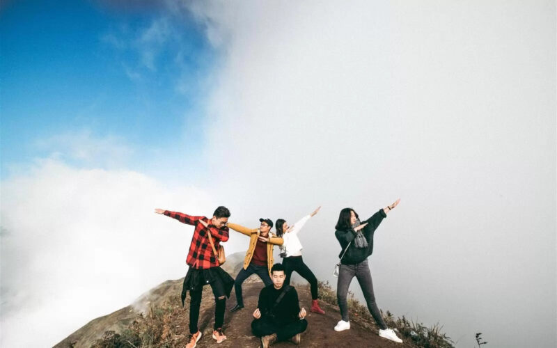 Ảnh nhóm bạn thân chụp ảnh trên đỉnh núi