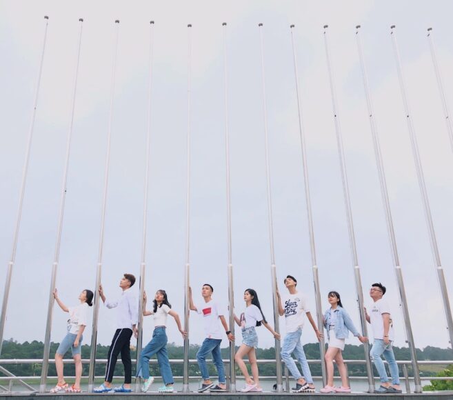 Ảnh nhóm bạn thân đứng tay nắm cột