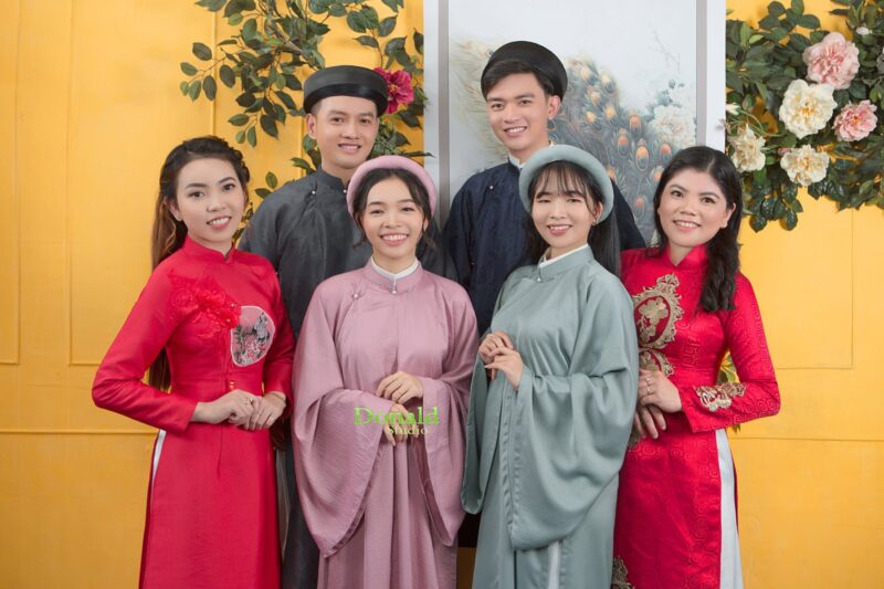 Ảnh nhóm bạn thân mặc áo dài