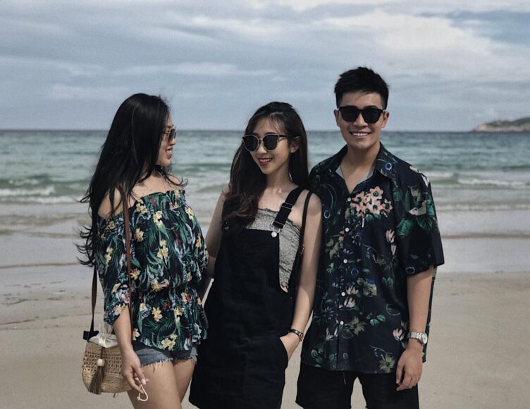 Ảnh nhóm bạn thân mặc đồ hoa lá chụp ảnh ngoài biển