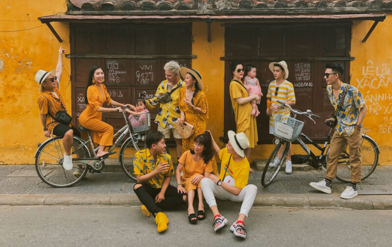 Ảnh nhóm bạn thân mặc đồ màu vàng