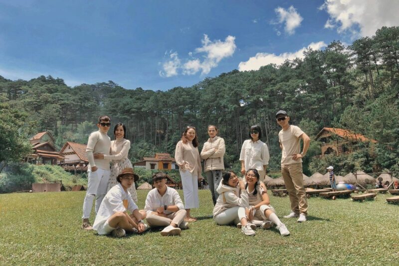 Ảnh nhóm bạn thân ngồi trên bãi cỏ