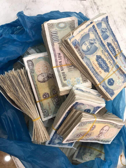 Ảnh tiền lẻ bọc trong túi bóng