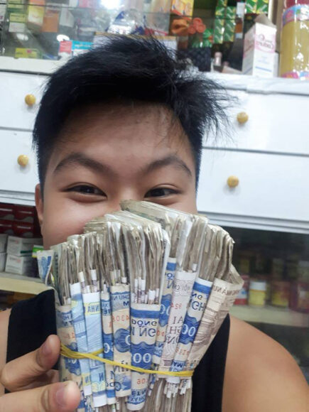 Ảnh tiền lẻ che nửa mặt