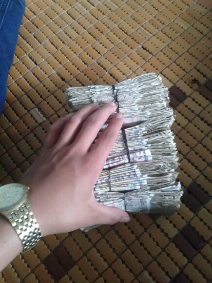 Ảnh tiền lẻ cuộn lại gọn gàng