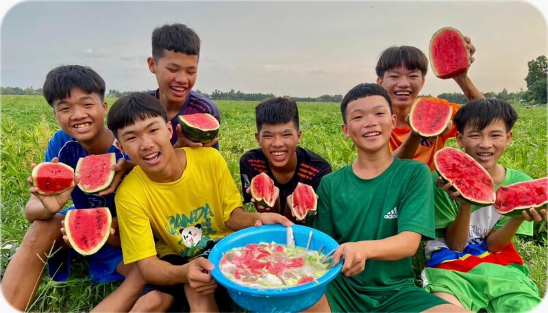 hình ảnh Anh Ba Phải TV ăn dưa hấu