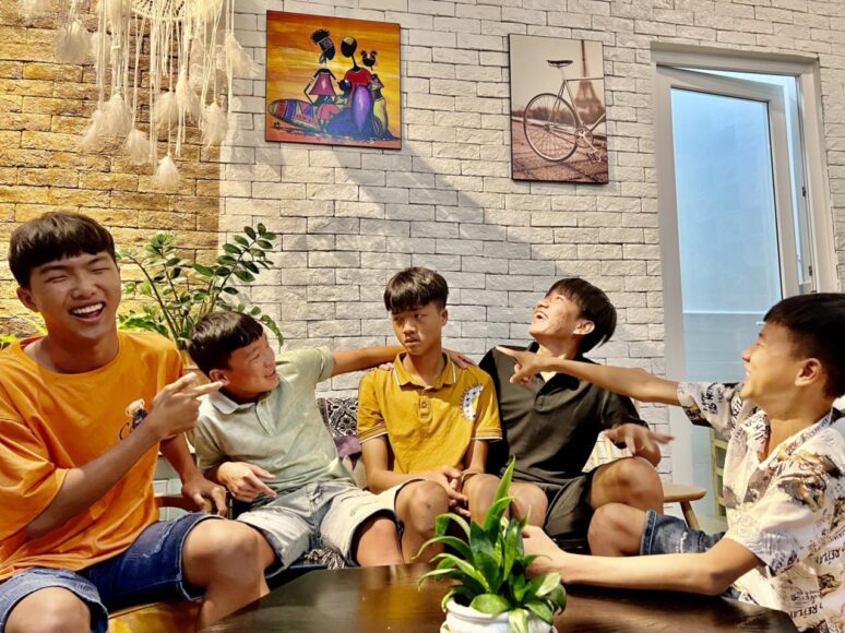 hình ảnh Anh Ba Phải TV cười đùa