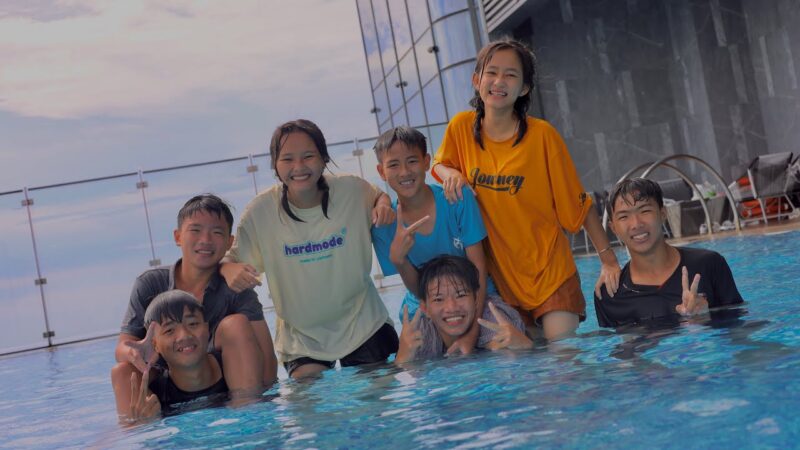 hình ảnh Anh Ba Phải TV đi bơi