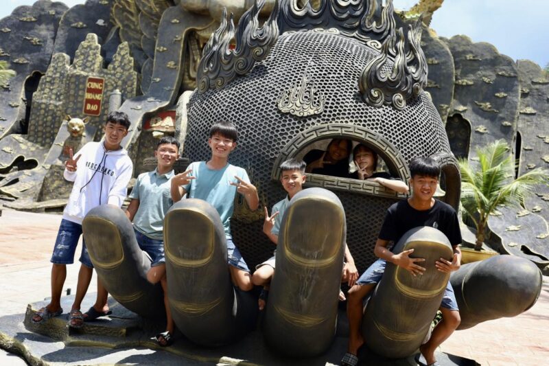 hình ảnh Anh Ba Phải TV tạo dáng độc lạ