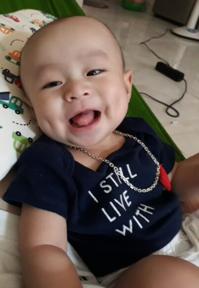 hình ảnh bé trai có má lúm đồng tiền